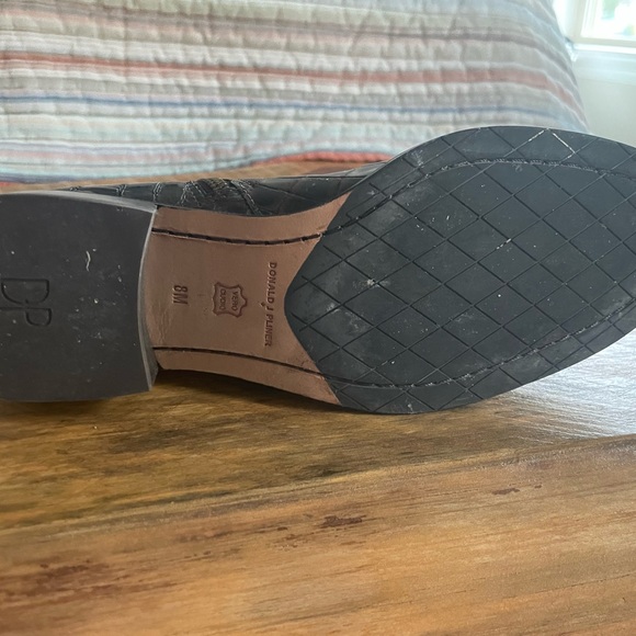 Donald J Pliner boots.  Beautiful brown/bronze color. - Picture 4 of 6